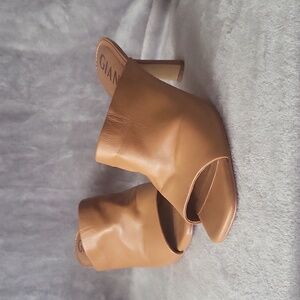 Gianni Bini square stretchy leather  carmel colored show toe heels